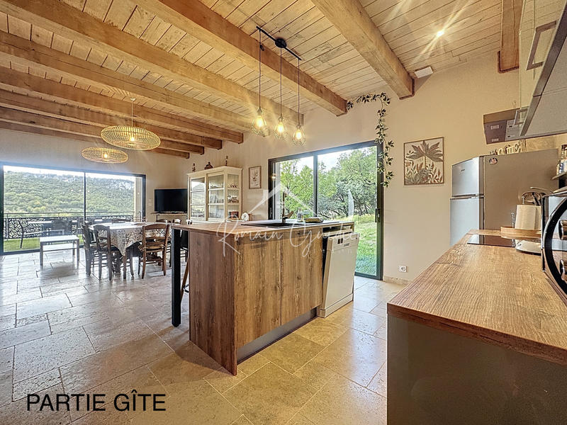 Propriété - 251 m² - 8 pièces