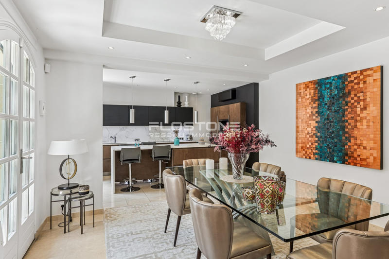 Maison - 240 m² - 8 pièces