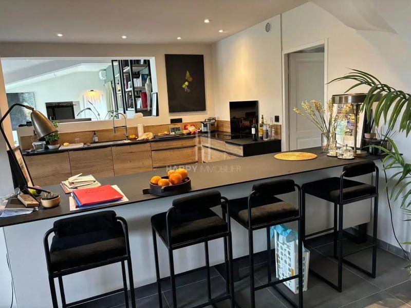 Maison - 220 m² - 7 pièces