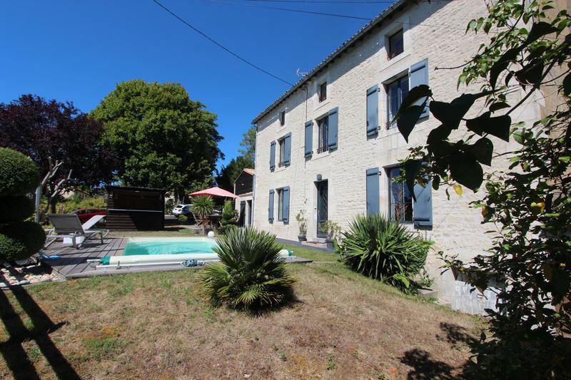 Maison - 225 m² - 7 pièces