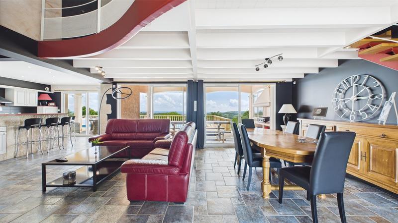 Propriété - 252 m² - 9 pièces