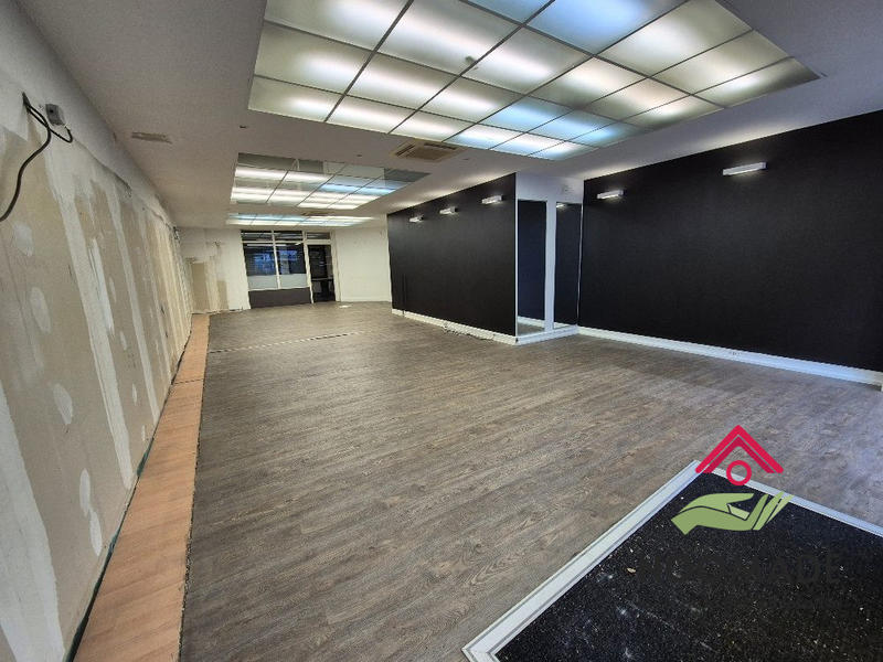 Local commercial - 135 m² - 3 pièces
