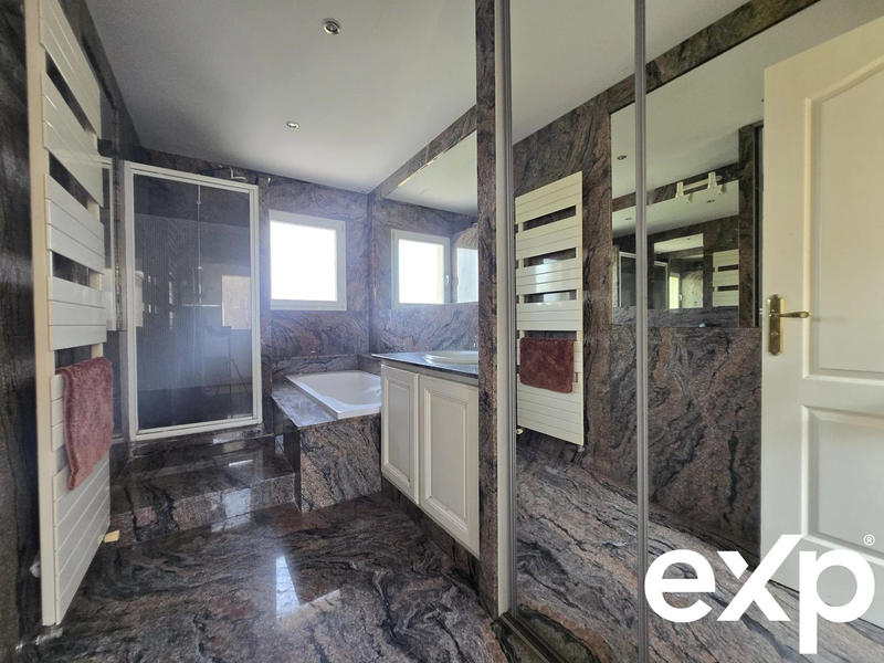 Villa - 240 m² - 6 pièces