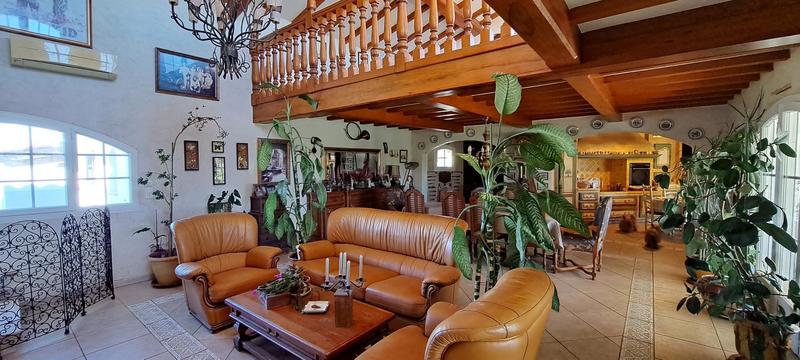 Propriété - 255 m² - 9 pièces