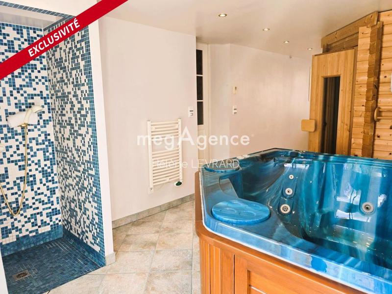 Maison traditionnelle - 176 m² - 10 pièces