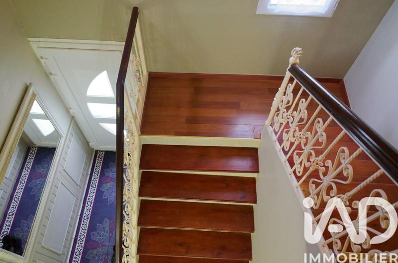 Maison - 202 m² - 9 pièces