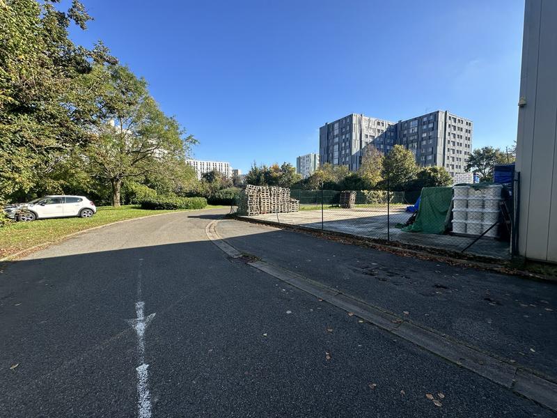 Local d'activités - 1 418 m² - 15 pièces
