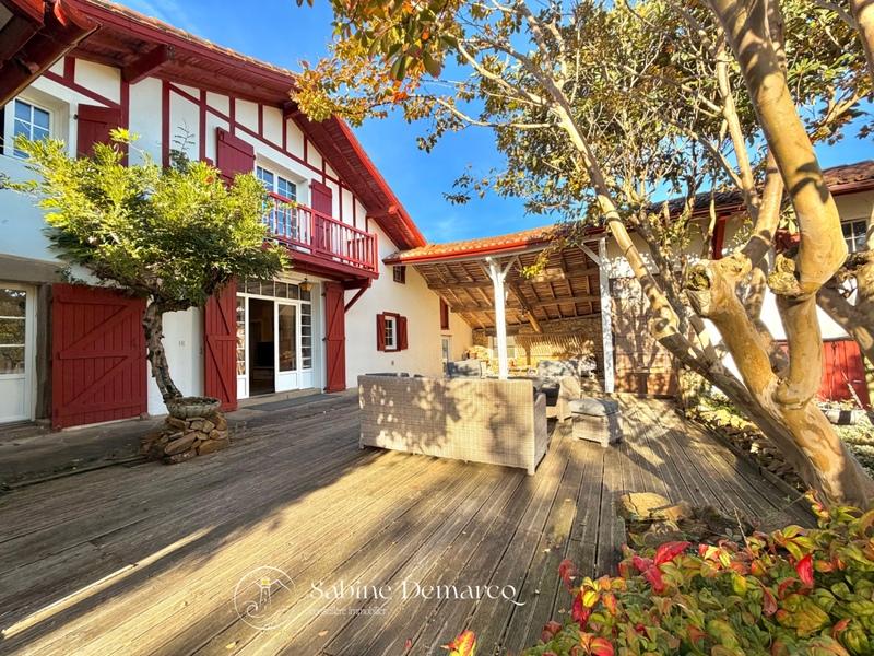 Maison - 235 m² - 6 pièces