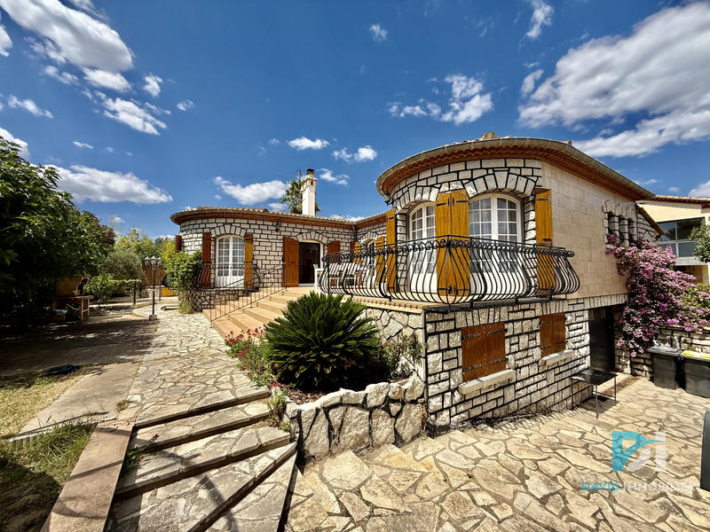 Maison - 186 m² - 8 pièces