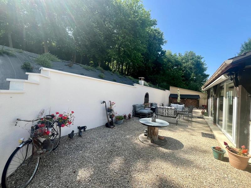 Maison - 280 m² - 8 pièces