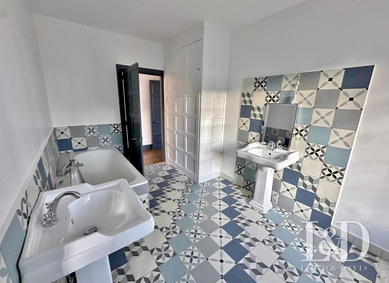 Maison - 660 m² - 25 pièces