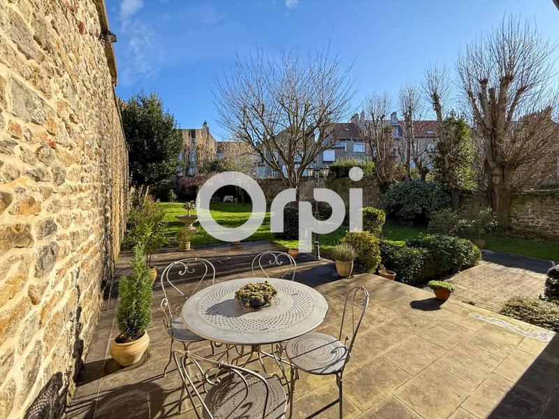 Maison - 350 m² - 11 pièces