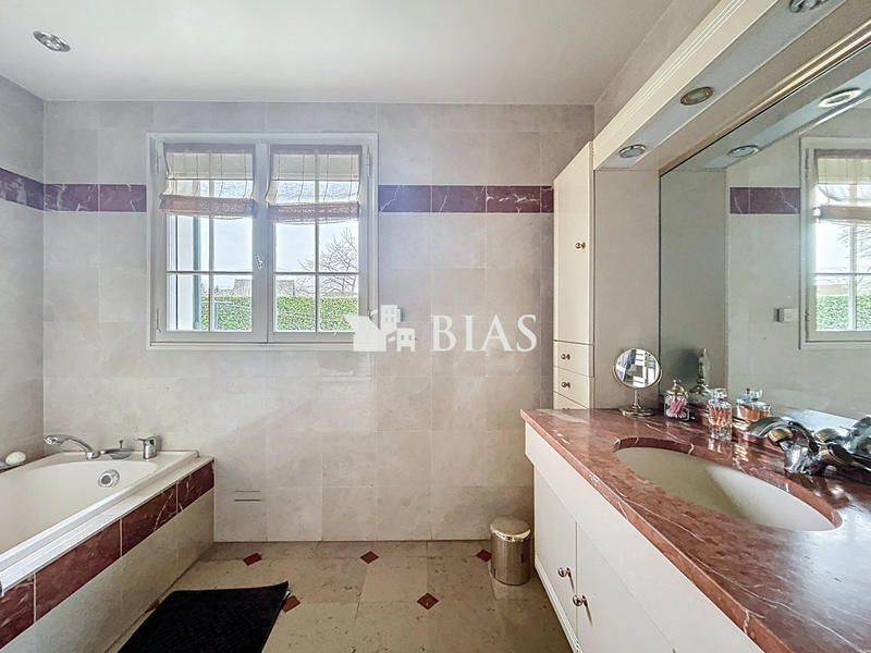 Maison - 183 m² - 8 pièces