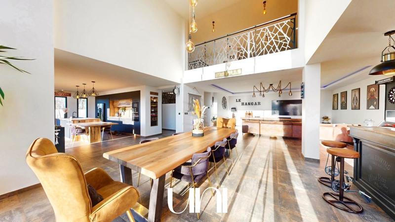 Maison - 317 m² - 9 pièces