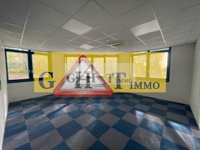 Entrepôt - 1 831 m²