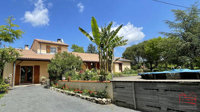 Maison - 220 m² - 6 pièces