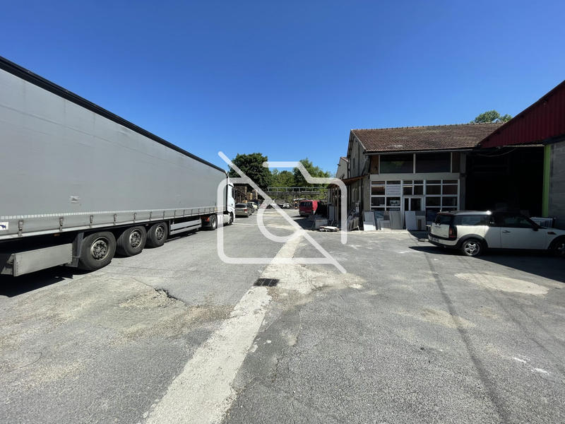 Terrain commercial - 5 400 m²