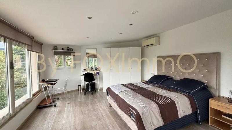 Maison - 230 m² - 6 pièces