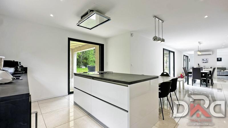 Maison - 205 m² - 8 pièces