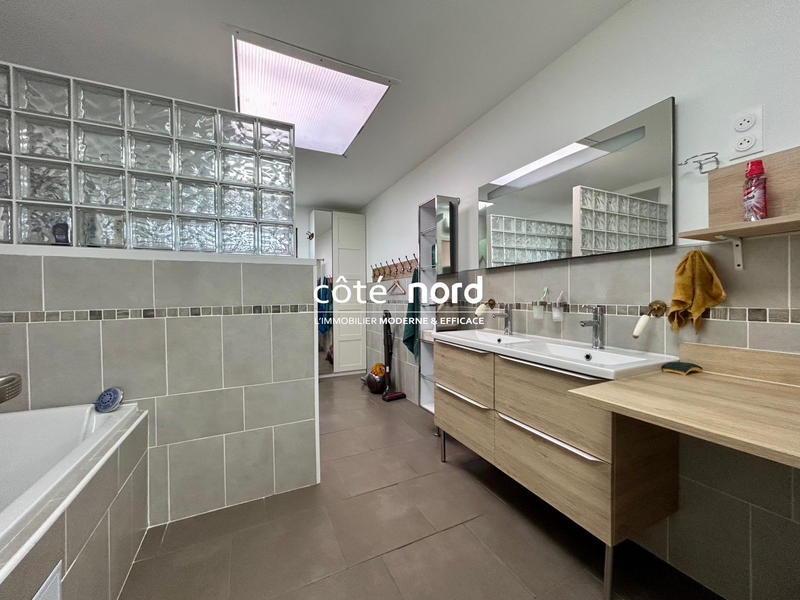 Maison - 248 m² - 8 pièces