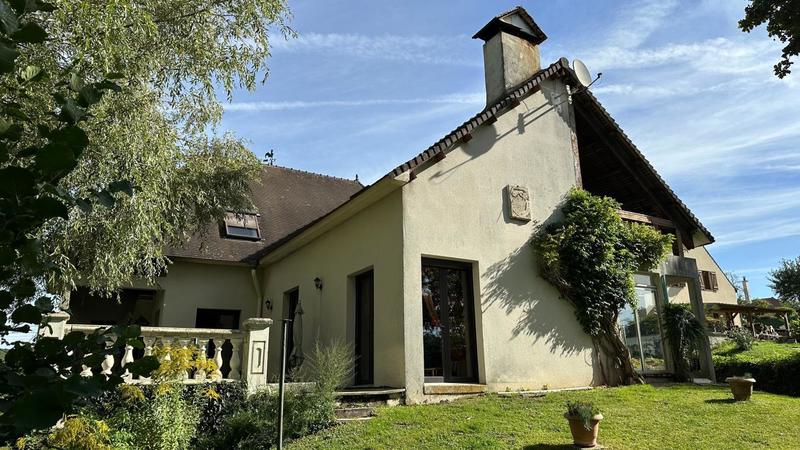 Maison - 220 m² - 6 pièces