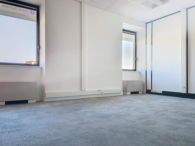 Local d'activité / Entrepôt - 348 m² - 14 pièces