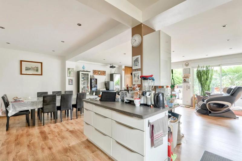 Maison - 220 m² - 7 pièces