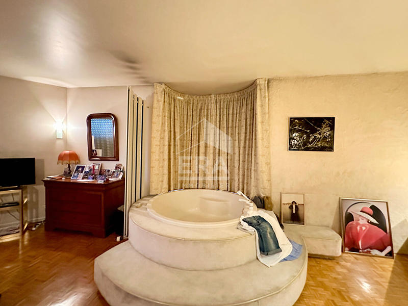 Maison - 228 m² - 8 pièces