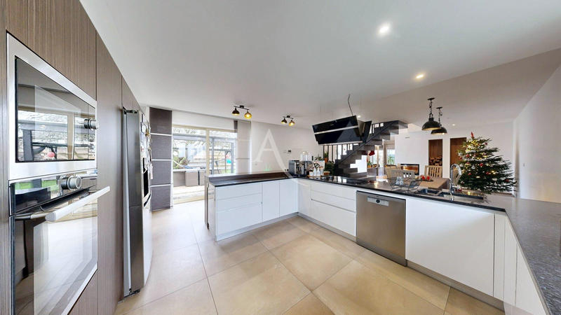 Maison - 211 m² - 8 pièces