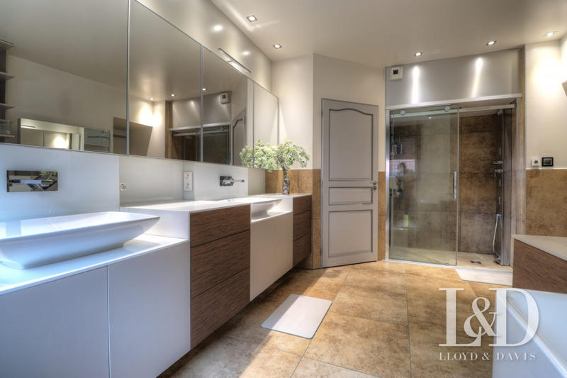 Maison - 321 m² - 10 pièces