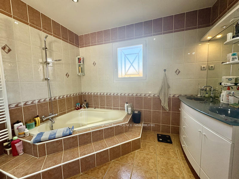 Villa - 216 m² - 8 pièces