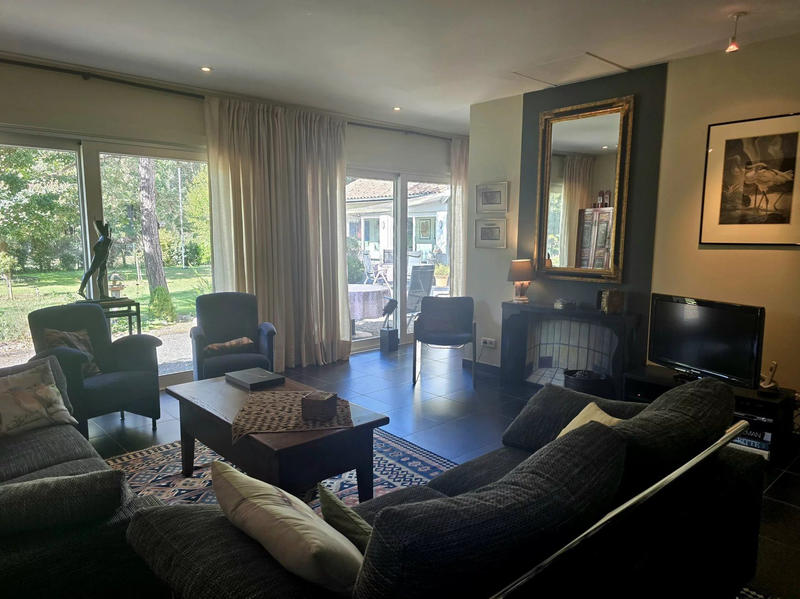 Maison contemporaine - 305 m² - 9 pièces