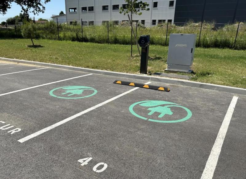 Local d'activité / Entrepôt - 235 m² - 4 pièces