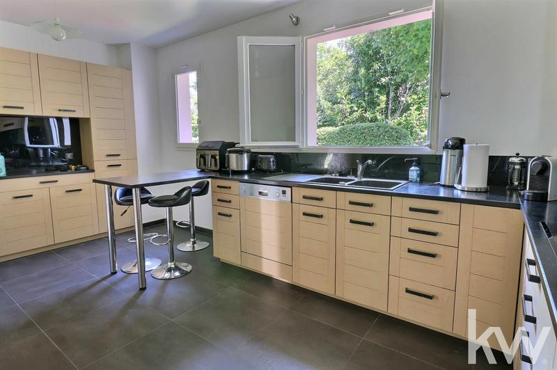 Maison - 240 m² - 9 pièces