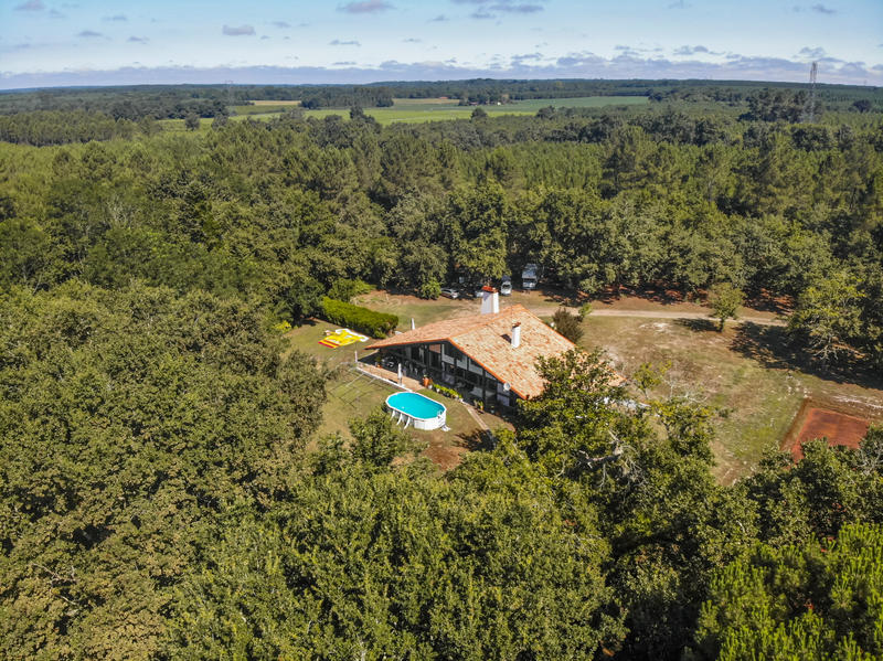 Propriété - 263 m² - 8 pièces