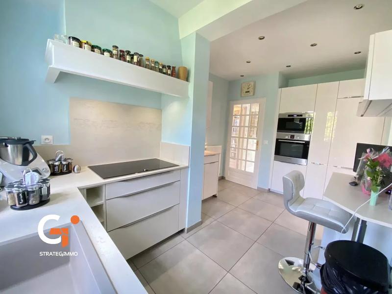 Propriété - 300 m² - 10 pièces