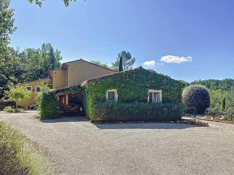 Villa - 253 m² - 8 pièces