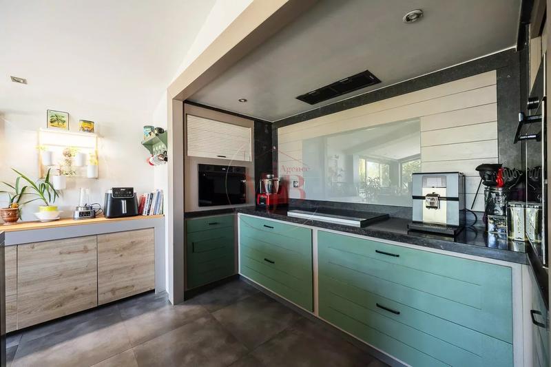 Maison - 256 m² - 8 pièces