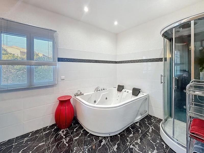 Villa - 196 m² - 4 pièces