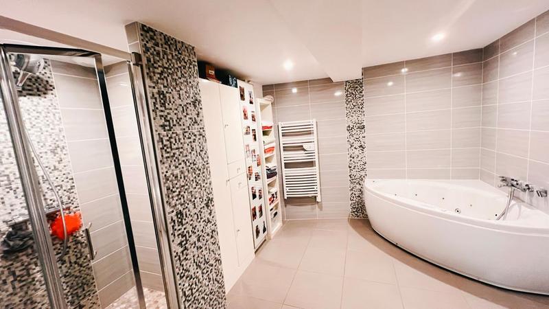 Duplex - 232 m² - 9 pièces