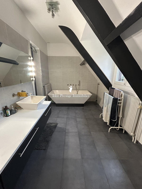 Maison - 220 m² - 9 pièces