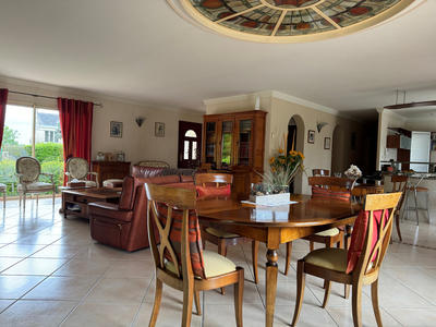Maison - 270 m² - 9 pièces