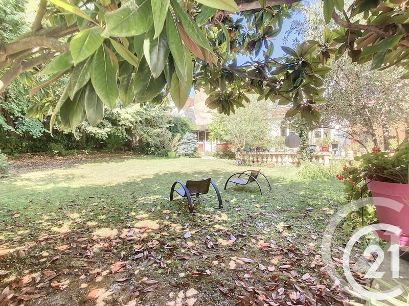 Maison - 235 m² - 10 pièces