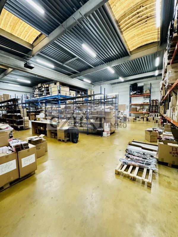 Entrepôt - 852 m²