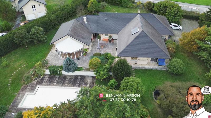 Maison - 305 m² - 9 pièces