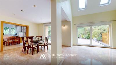 Maison - 223 m² - 9 pièces