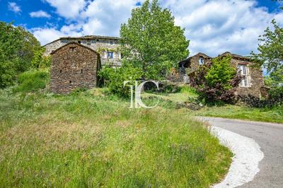 Propriété - 341 m² - 9 pièces