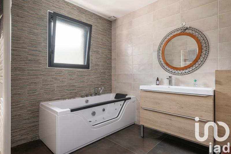 Maison - 220 m² - 7 pièces