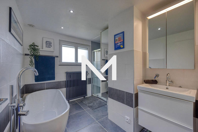 Maison - 229 m² - 7 pièces