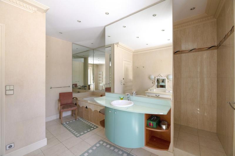 Maison - 224 m² - 7 pièces